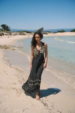 Αμάνικο Μαύρο Φόρεμα με Χρυσές Ρίγες “Chidinma”