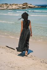 Αμάνικο Μαύρο Φόρεμα με Χρυσές Ρίγες “Chidinma”