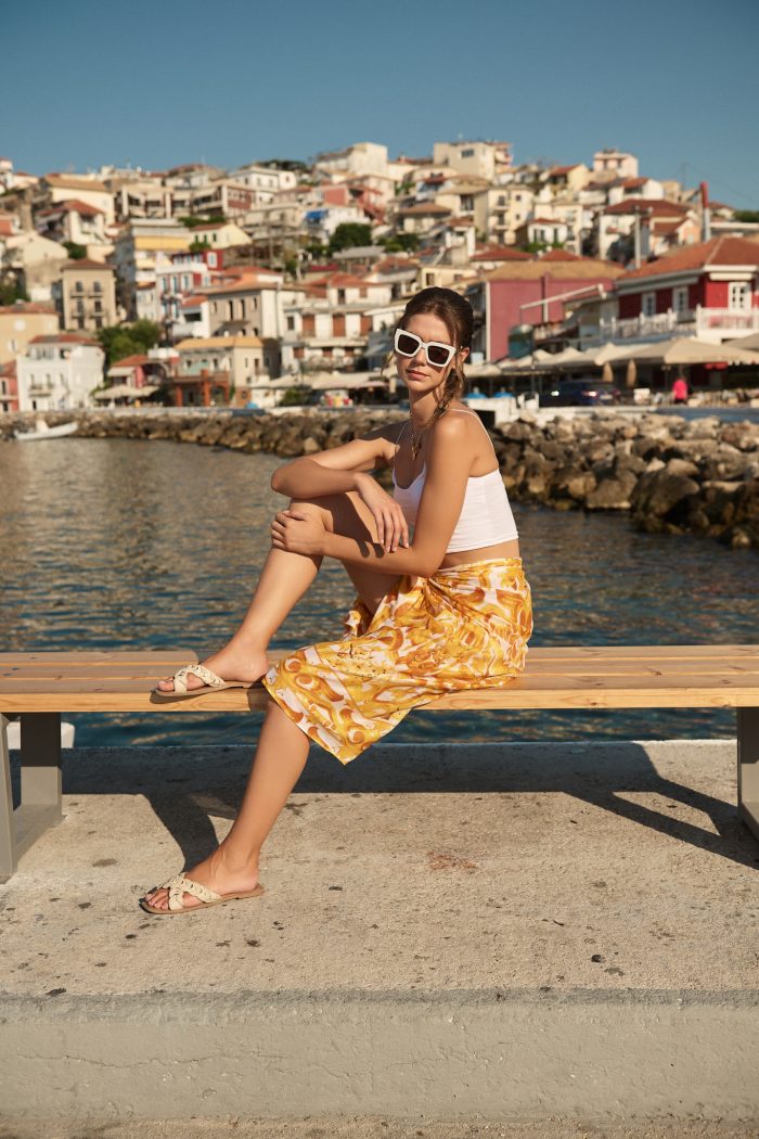 Παρεό παραλίας με σχέδια σε ώχρα και λευκό