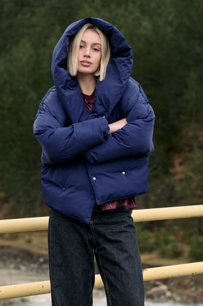 Μπλε Κοντό Puffer Jacket με Κουκούλα “Arctic”