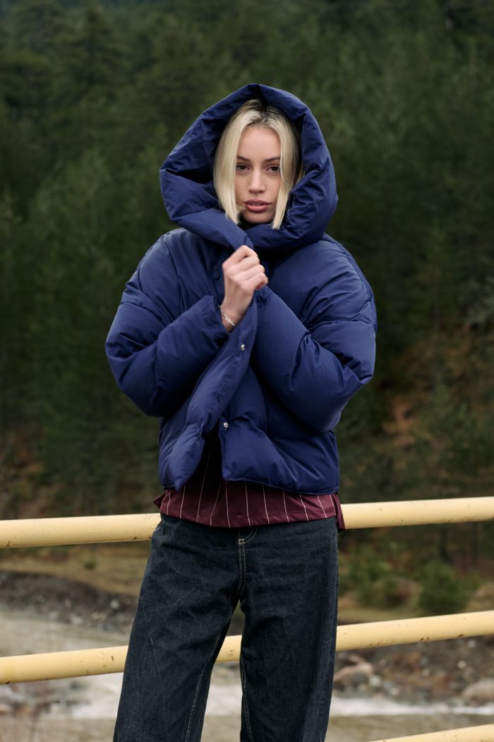 Μπλε Κοντό Puffer Jacket με Κουκούλα “Arctic”