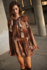 Φόρεμα Mini σε Γήινο Εμπριμέ με Βολάν “Autumn Lily”