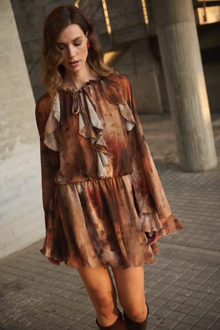 Φόρεμα Mini σε Γήινο Εμπριμέ με Βολάν “Autumn Lily”