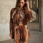 Φόρεμα Mini σε Γήινο Εμπριμέ με Βολάν “Autumn Lily”