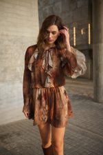 Φόρεμα Mini σε Γήινο Εμπριμέ με Βολάν “Autumn Lily”