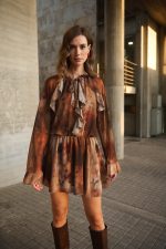 Φόρεμα Mini σε Γήινο Εμπριμέ με Βολάν “Autumn Lily”