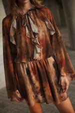 Φόρεμα Mini σε Γήινο Εμπριμέ με Βολάν “Autumn Lily”