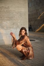 Φόρεμα Mini σε Γήινο Εμπριμέ με Βολάν “Autumn Lily”