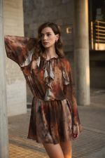 Φόρεμα Mini σε Γήινο Εμπριμέ με Βολάν “Autumn Lily”