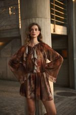 Φόρεμα Mini σε Γήινο Εμπριμέ με Βολάν “Autumn Lily”